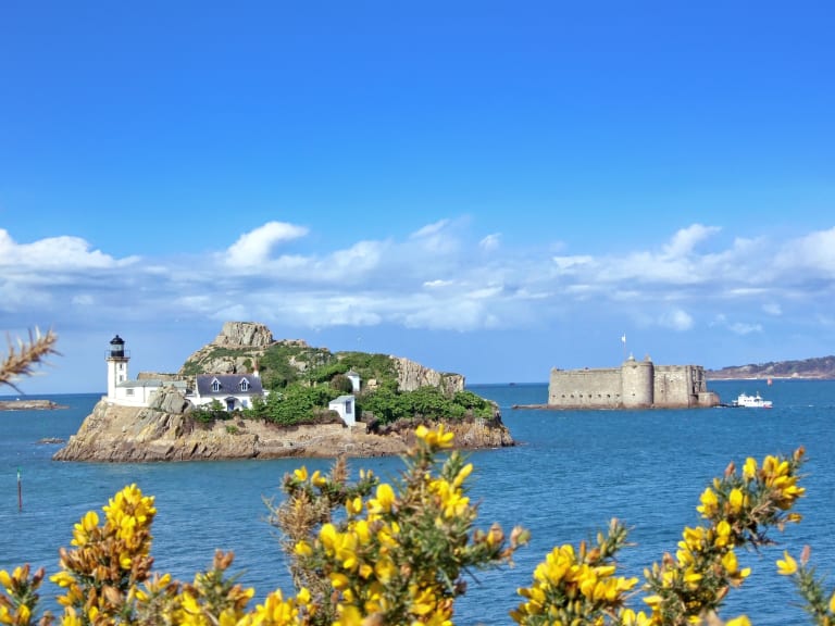 Baia di Morlaix con il faro di Île Louët e il castello del Taureau, immersi in un paesaggio costiero