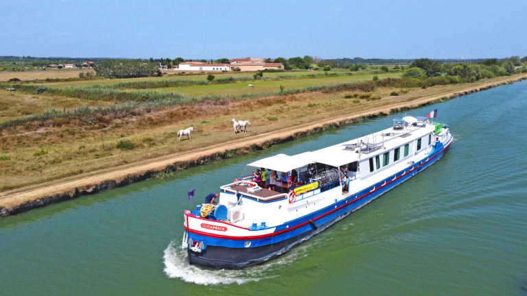 Kreuzfahrtschiff entlang des Garonne-Kanals, Frankreich.