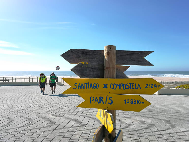 Cartello con indicazioni per Santiago lungo il Cammino Portoghese della Costa.