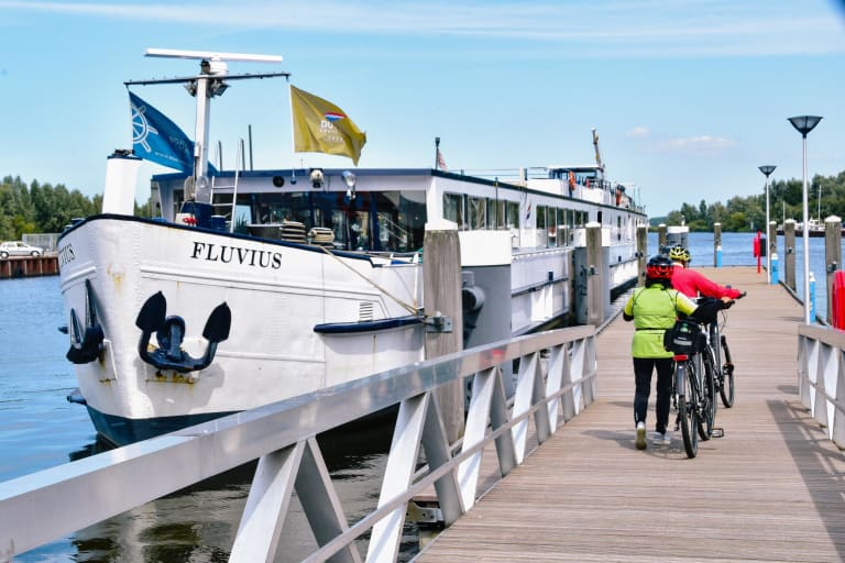 Ciclisti che caricano le biciclette a bordo di una nave da crociera fluviale nei Paesi Bassi, viaggi in bici e barca "Girolibero"