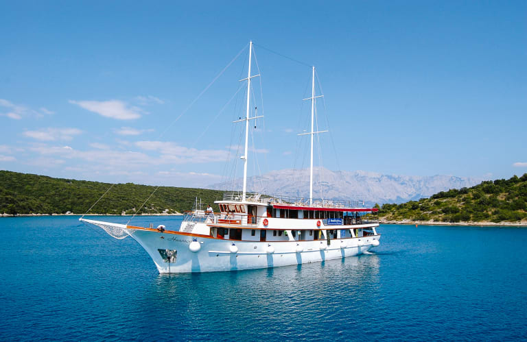 Yacht "Harmonia" in navigazione nel mare Adriatico, Croazia.