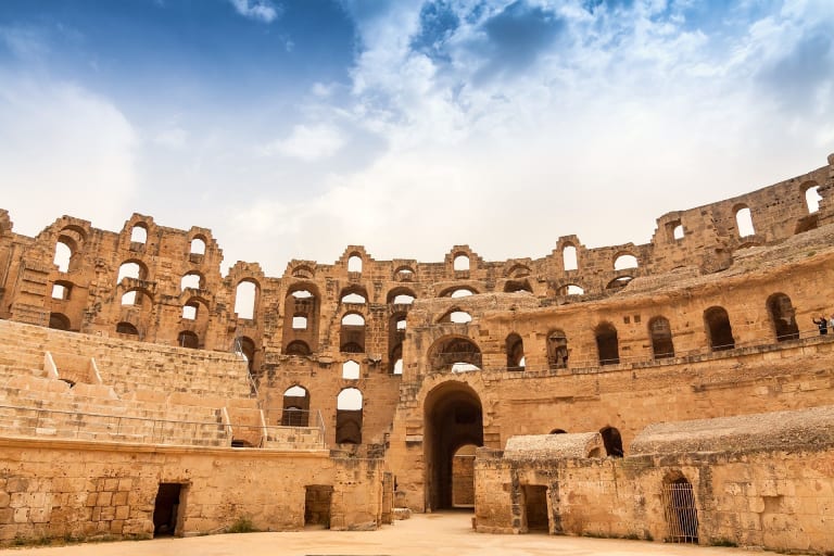Anfiteatro romano di El Jem in Tunisia sotto un cielo limpido.