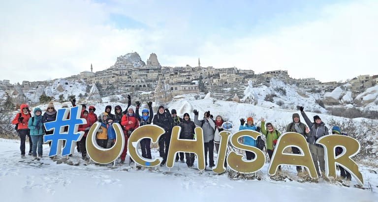 Insegna "Uçhisar" con il Castello di Uçhisar sullo sfondo, uno dei panorami più iconici della Cappadocia, in Turchia.