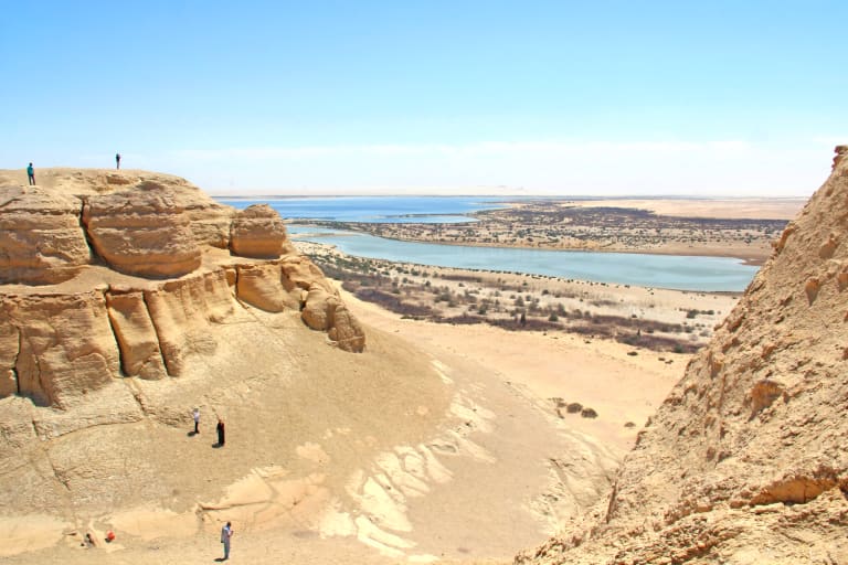 Panorama del Deserto Occidentale con formazioni rocciose e vista sull'oasi di Fayoum, escursione naturalistica in Egitto.