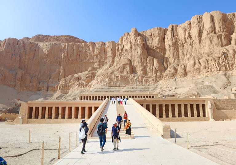 Visitatori davanti al Tempio di Hatshepsut a Deir el-Bahari, sulla riva occidentale di Luxor, durante un viaggio culturale in Egitto.