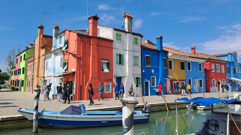 Case colorate di Burano con canale e barca in primo piano