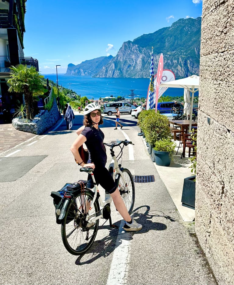 Ciclista con e-bike affacciata sul Lago di Garda