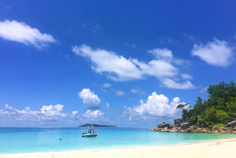 Spiaggia di Anse Lazio sull'isola di Praslin, Seychelles, con sabbia bianca, mare turchese e acque cristalline dell'Oceano Indiano.