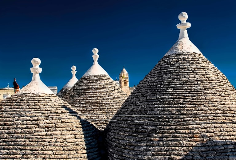 Tetti dei trulli di Alberobello, Puglia, tipiche costruzioni in pietra con tetti a cono.