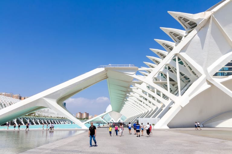 Ciutat de les Arts i les Ciències a Valencia, architettura futuristica di Santiago Calatrava durante tour in bici urbano