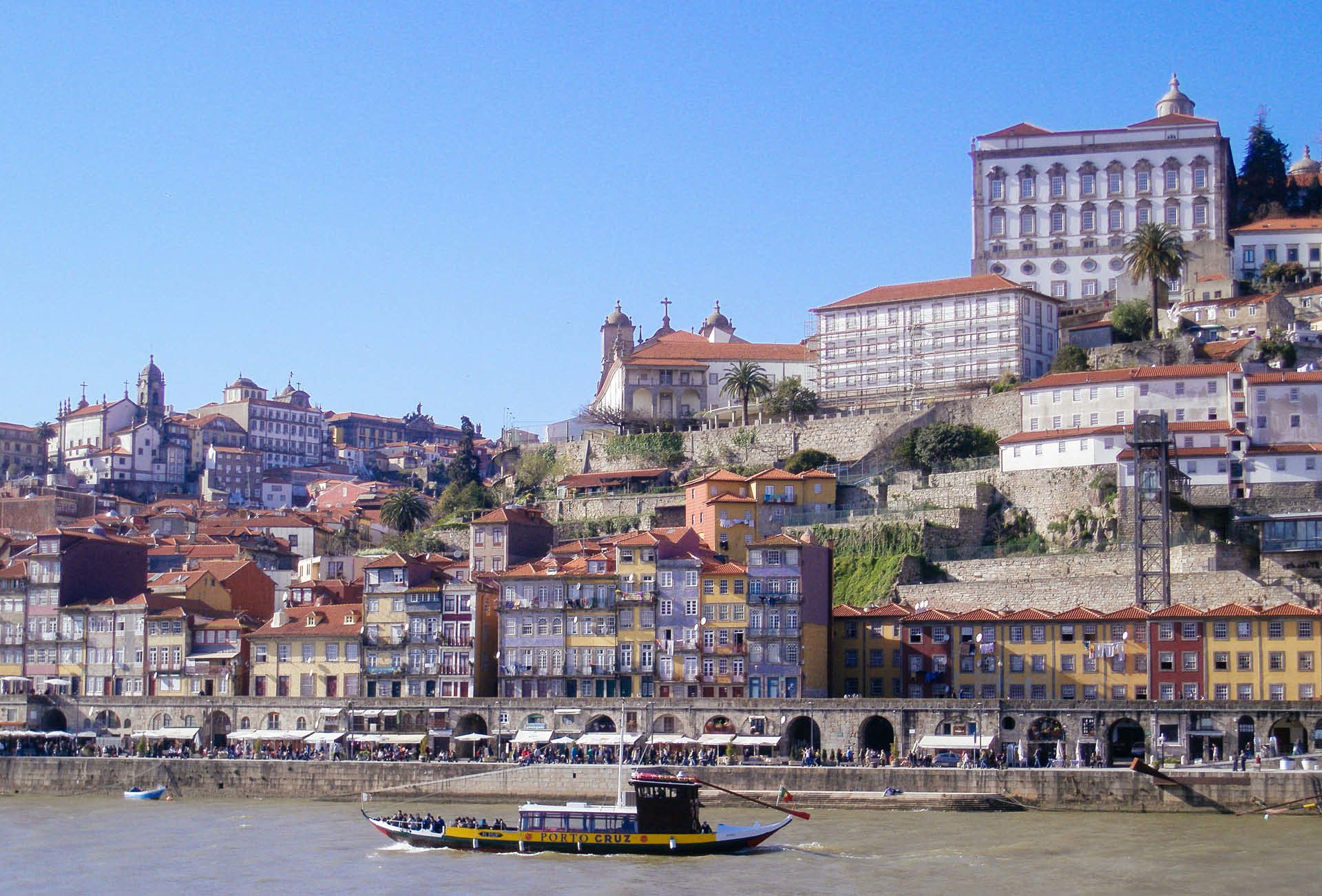 Veduta panoramica di Porto con edifici storici e il fiume Douro che attraversa la città
