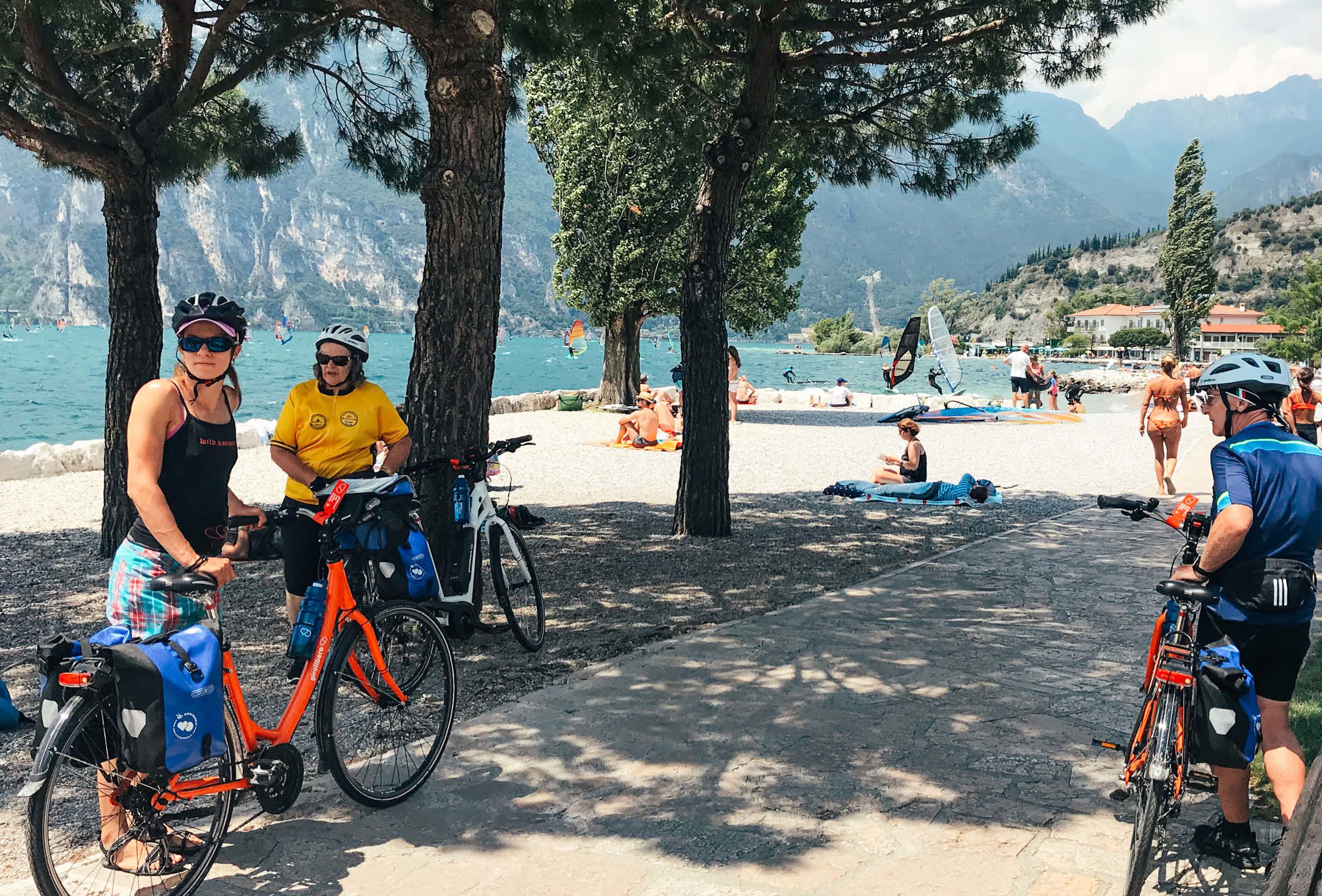 cisloturisti con bici Girolibero in posa vicino al Lago di Garda