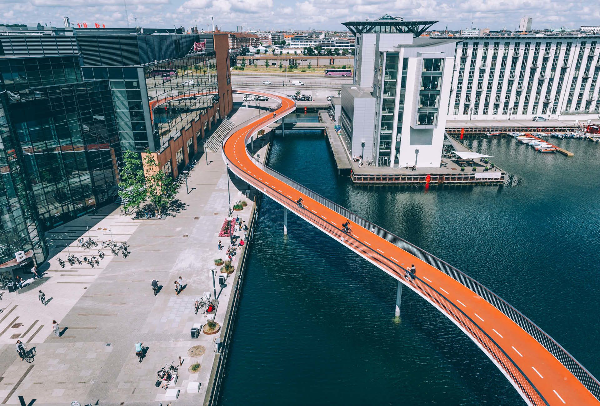 Vista aerea del ponte ciclabile Cykelslangen che attraversa il canale, Copenaghen, Danimarca