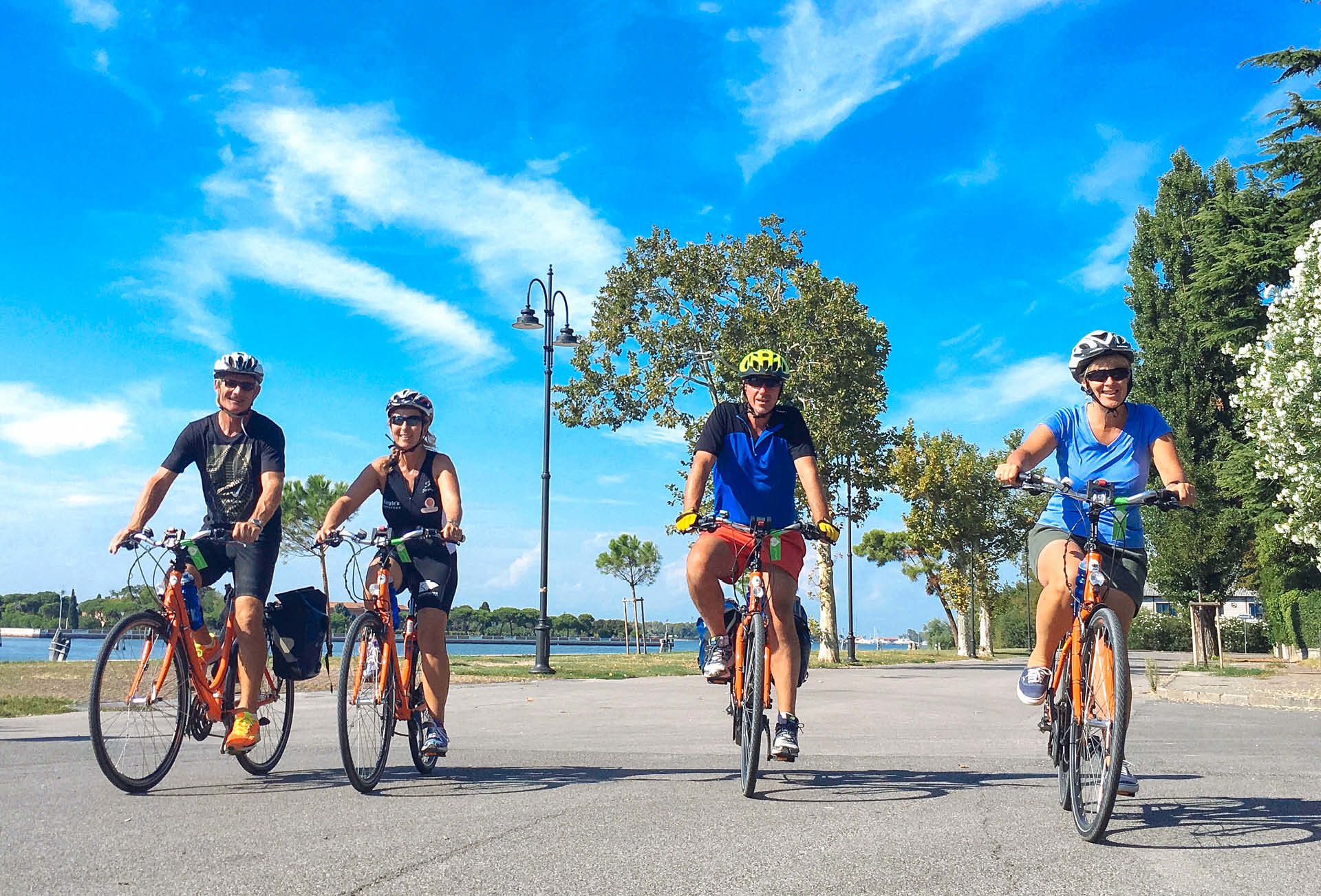 Gruppe von Rennradfahrern mit orangefarbenen girolibero-Rädern