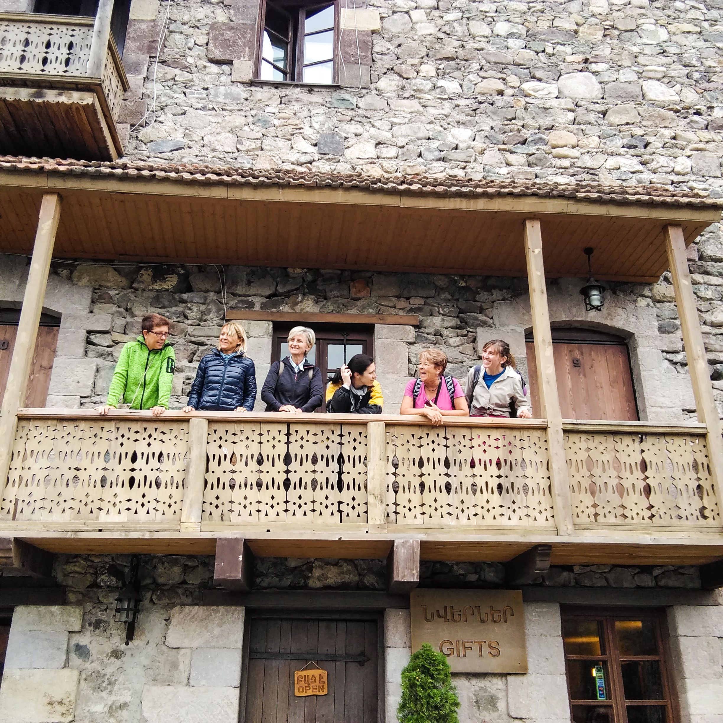 Balcone tradizionale in legno scolpito in un centro storico dell'Armenia.