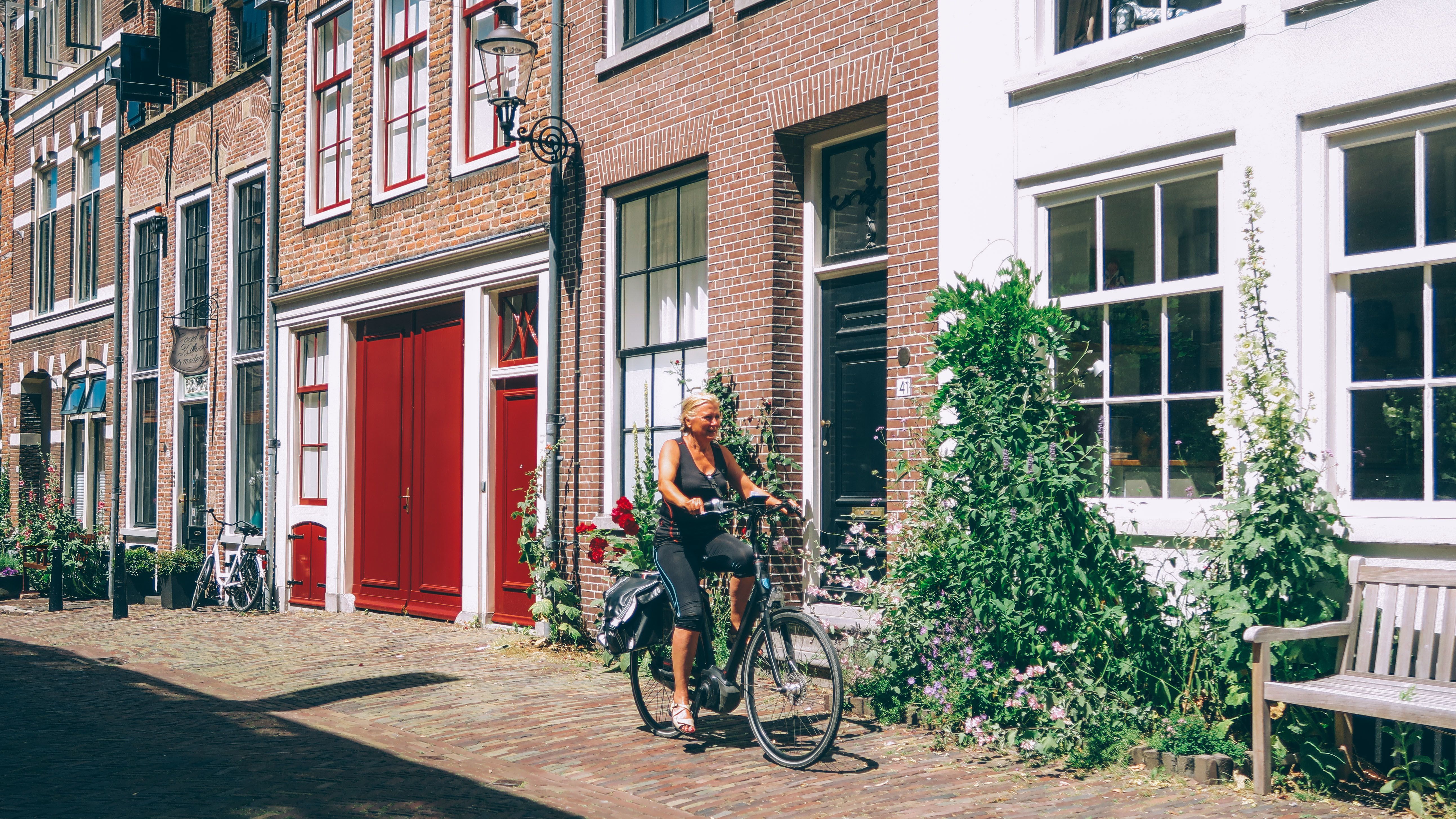 Straße mit traditionellen niederländischen Häusern und geparkten Fahrrädern, Niederland