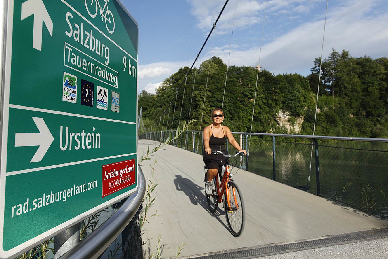 Cicloturista in bici Girolibero, lungo la famosa ciclabile dei Tauri, da Krimml a Salisburgo, Austria