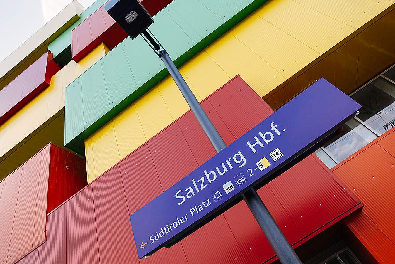 Edificio moderno colorato lungo una via a Salisburgo, Austria