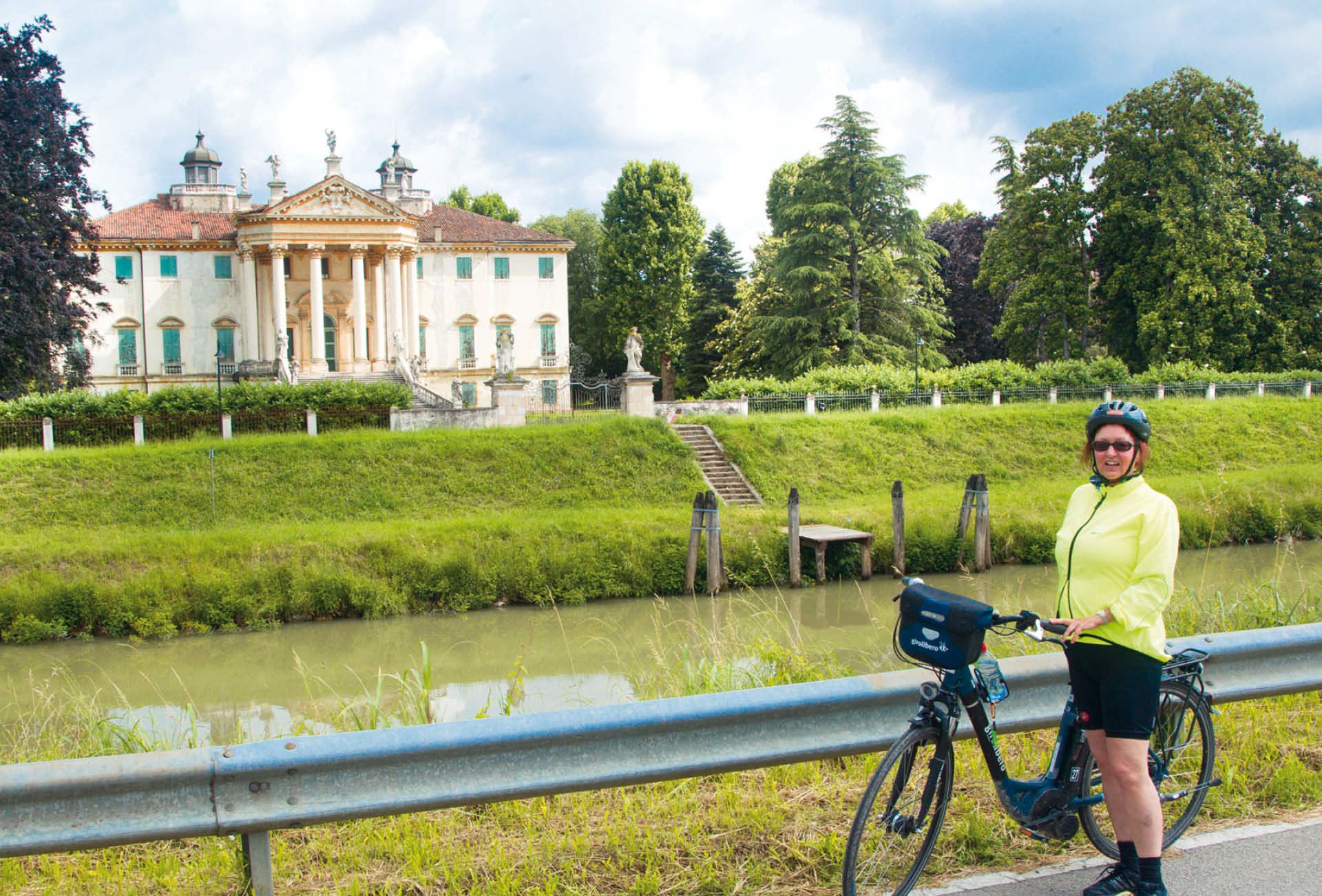 Cicloturista in viaggio con Girolibero davanti a Villa Pisani, Stra, naviglio del Brenta, Veneto