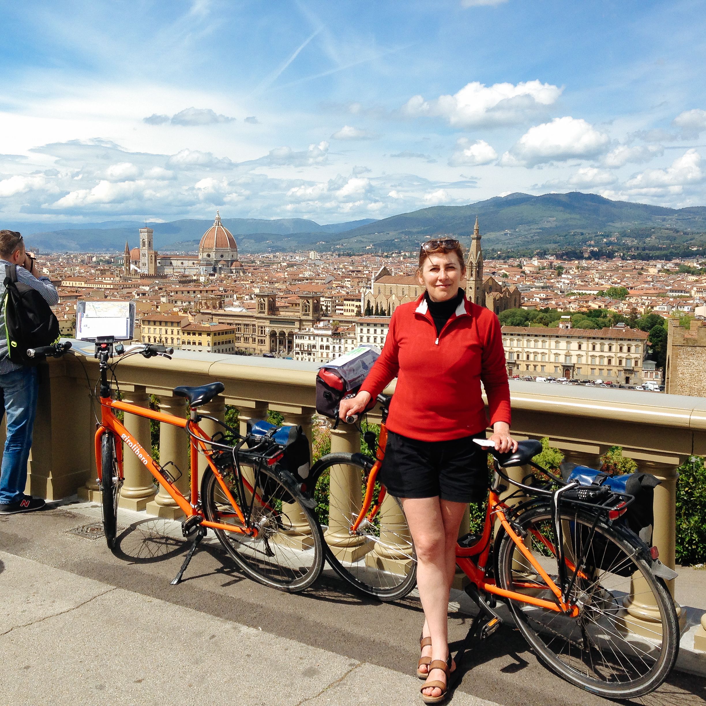 Cyclist with Girolibero bike posing in front of Piazzale Michelangelo, Florence, cycling holidays, slow tourism