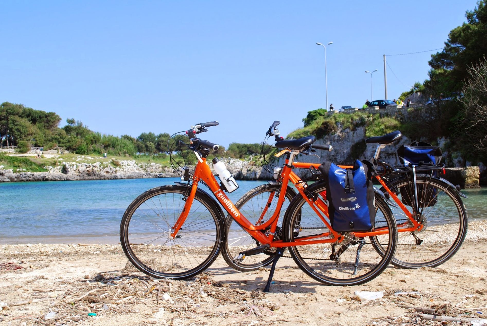 Zwei Fahrräder, die am Meer an der apulischen Küste geparkt sind, Italien