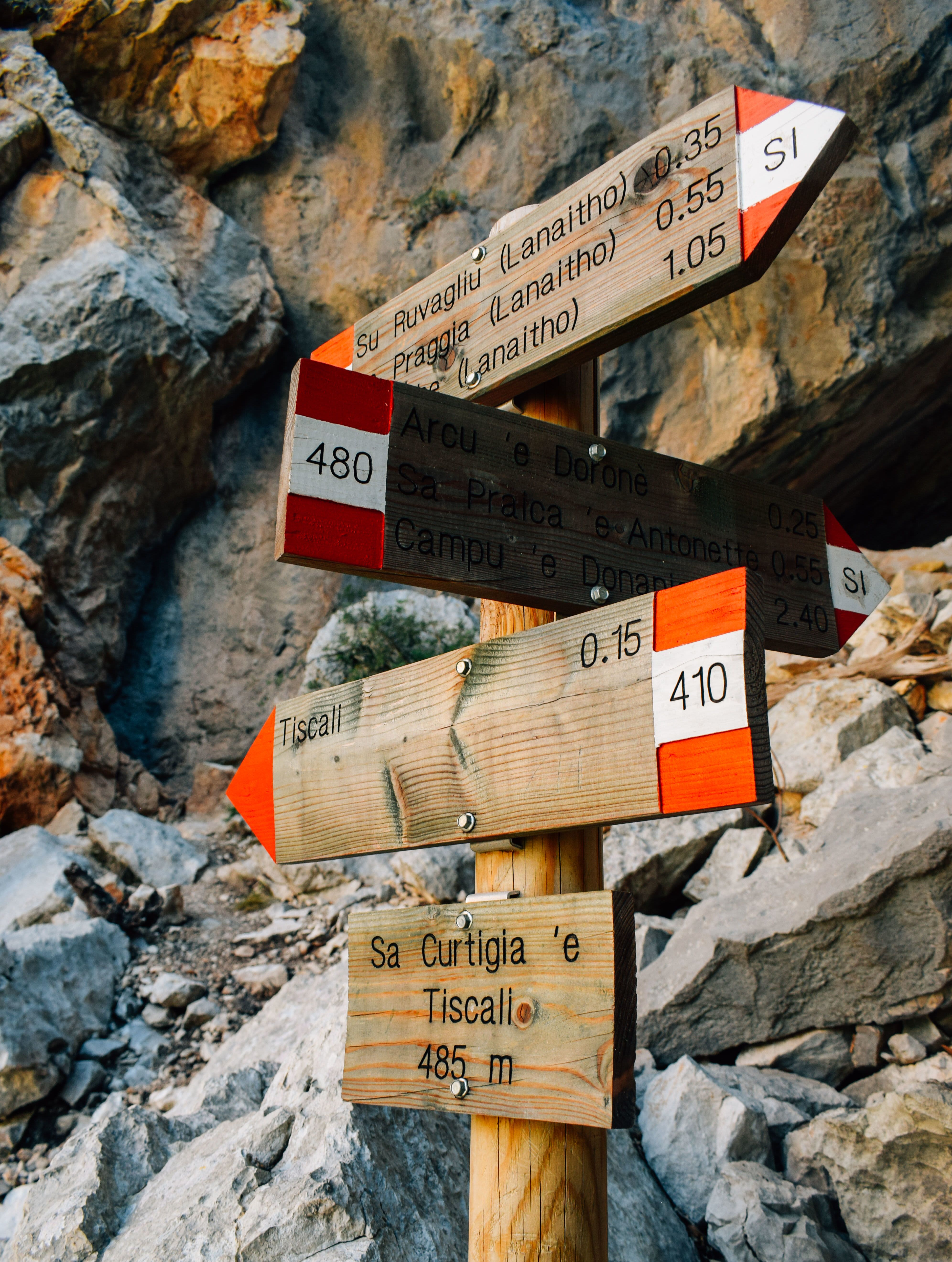 Segnaletica per percorsi di trekking con indicazioni di distanza, Italia.