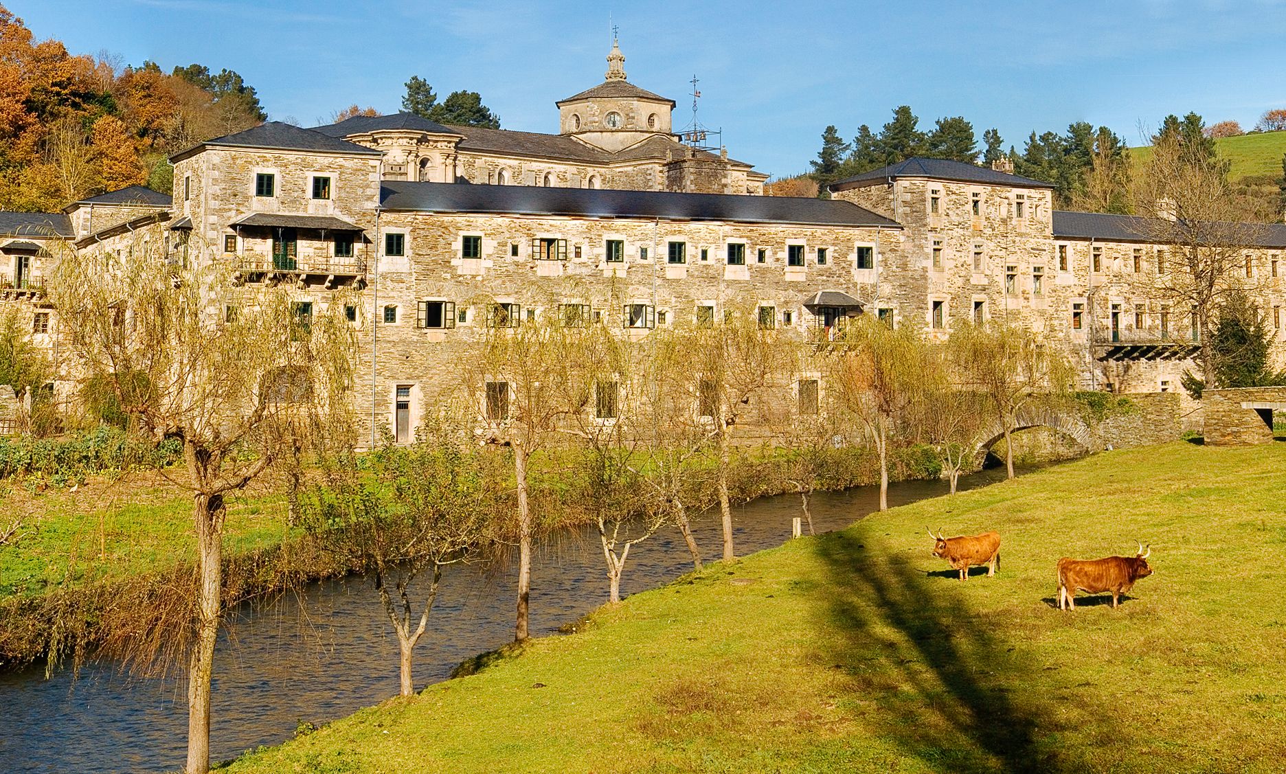 Vista sull'antico monastero di Samos, Galizia, Cammino a Santiago