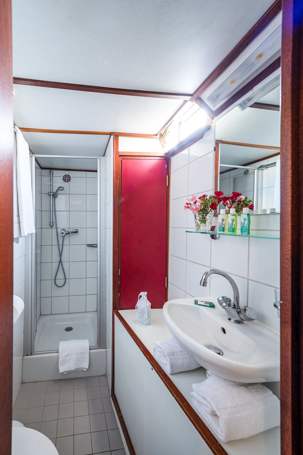 Bani con doccia, hotel galleggiante