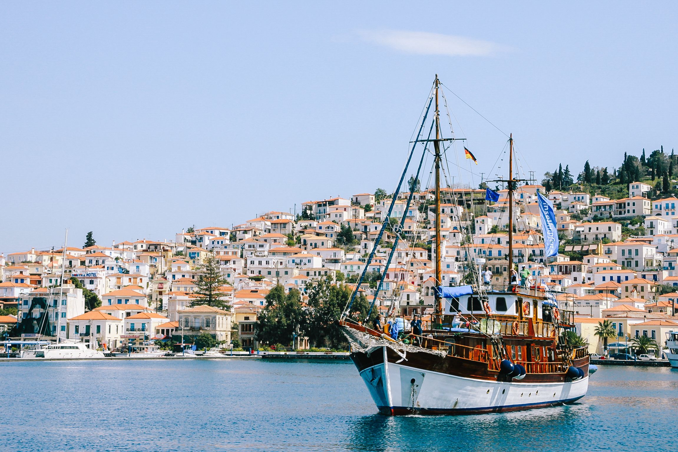 Barca tradizionale di legno davanti alla città costiera di Hydra, Grecia.