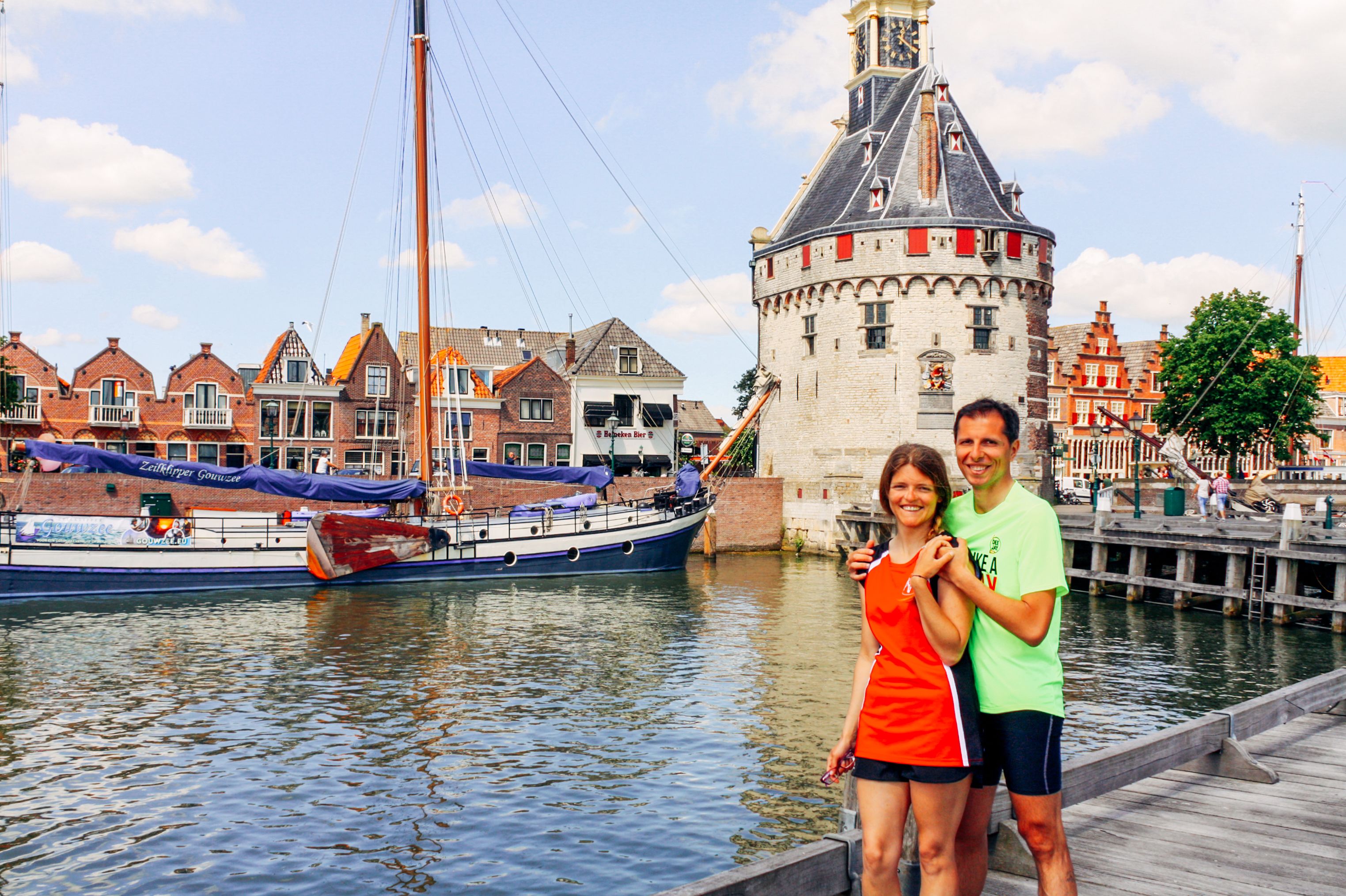 Paar von Touristen, die die Kanäle und traditionellen Häuser in Volendam, Niederlande, bewundern