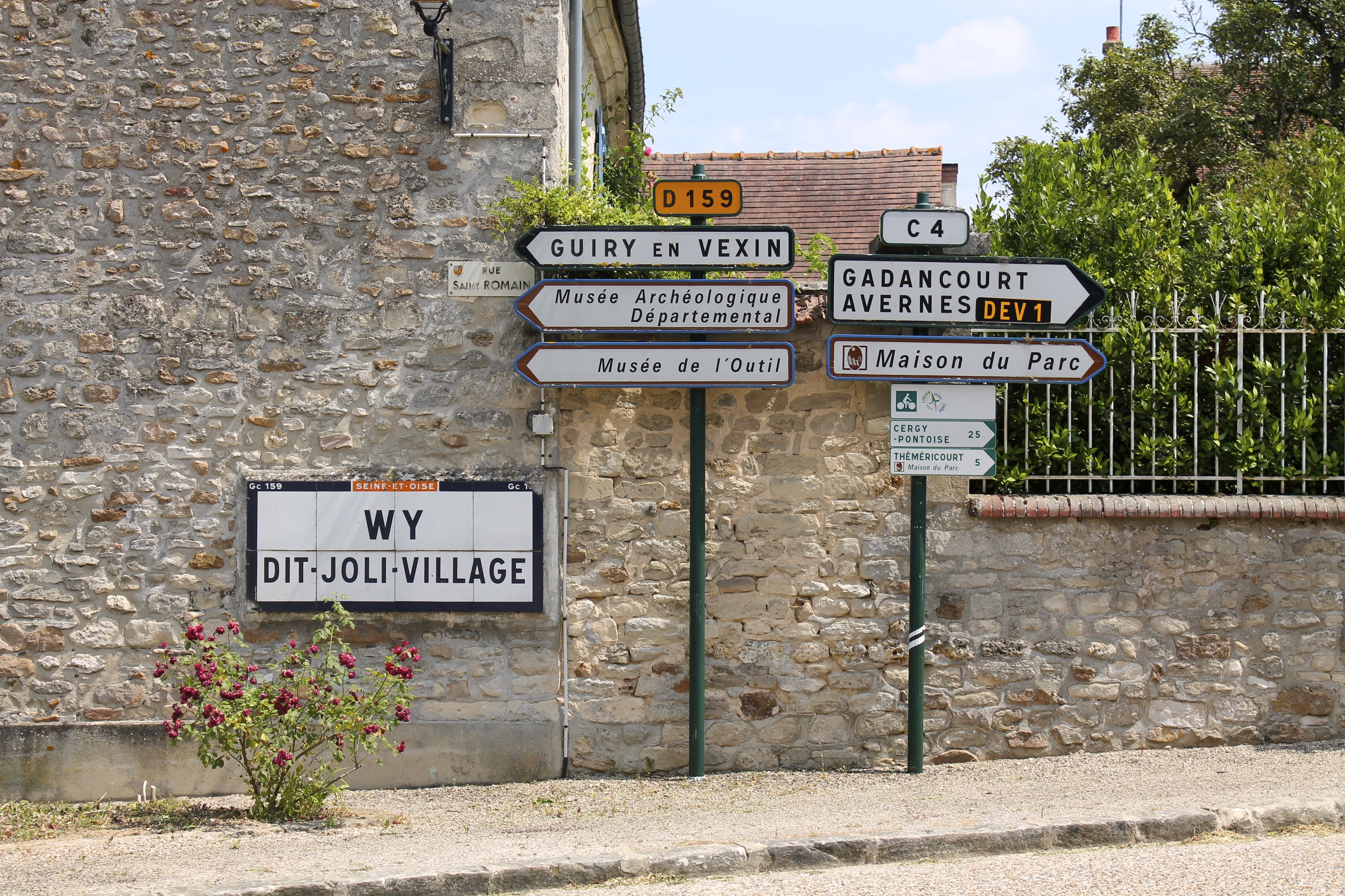 Straßenschilder für Saint-Gengoux-le-National und andere Ziele, Frankreich.
