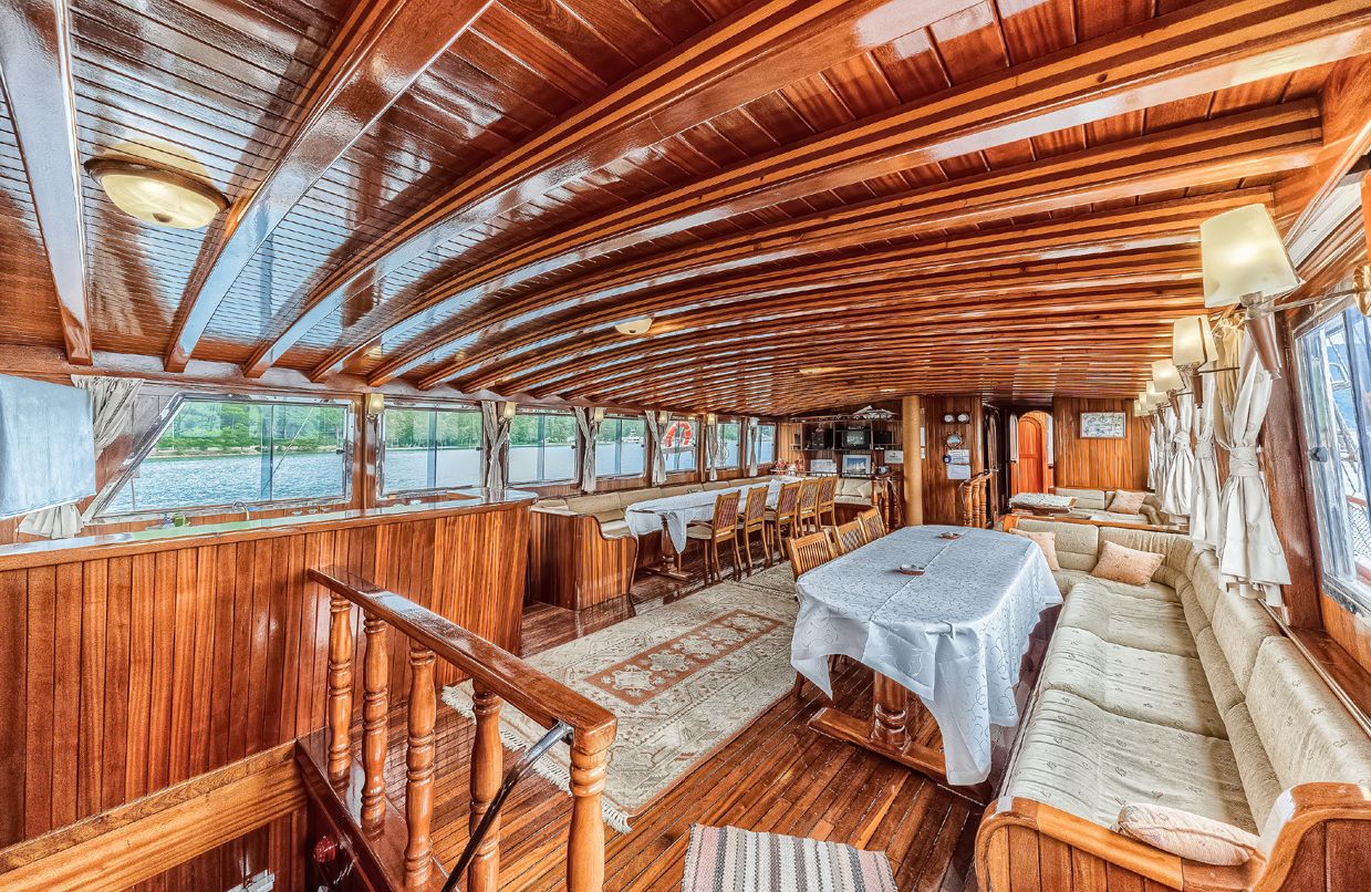 Sala ristorante luminosa barca a vela "Thalassa"