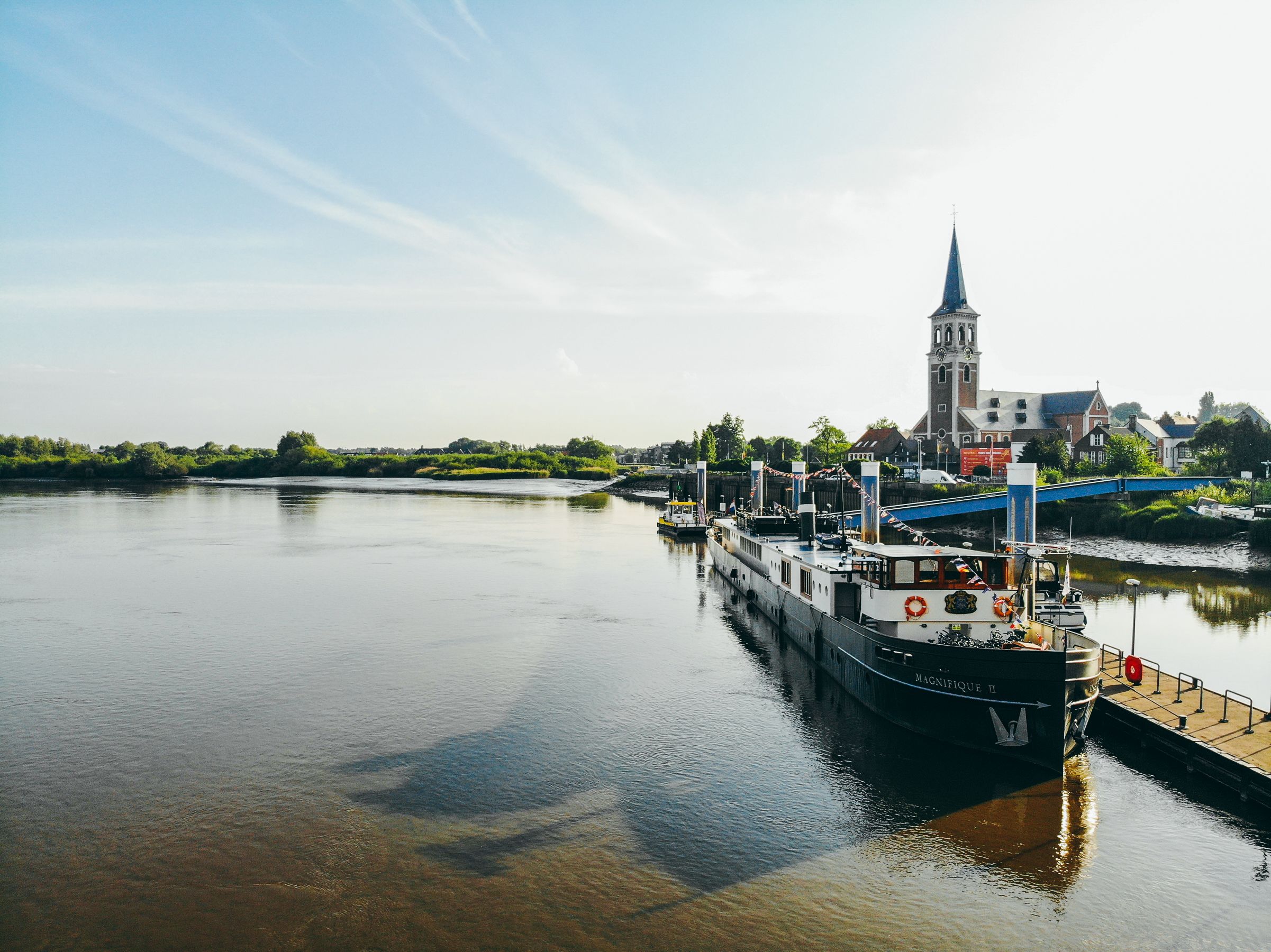 Nave fluviale "Magnifique II" ormeggiata su porticciolo lungo fiume