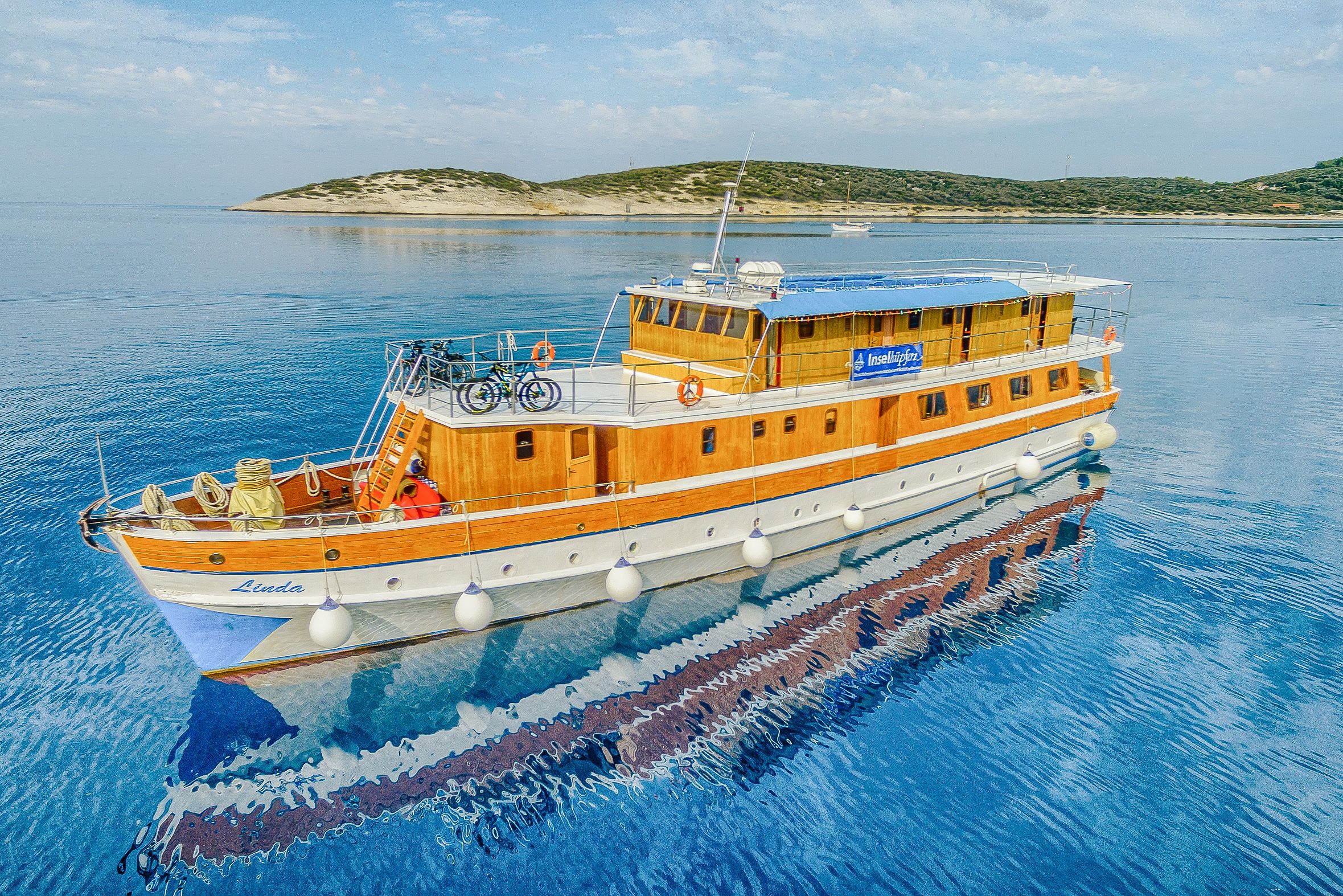 Panfilo "Linda" che naviga in mare aperto vicino alla costa croata.
