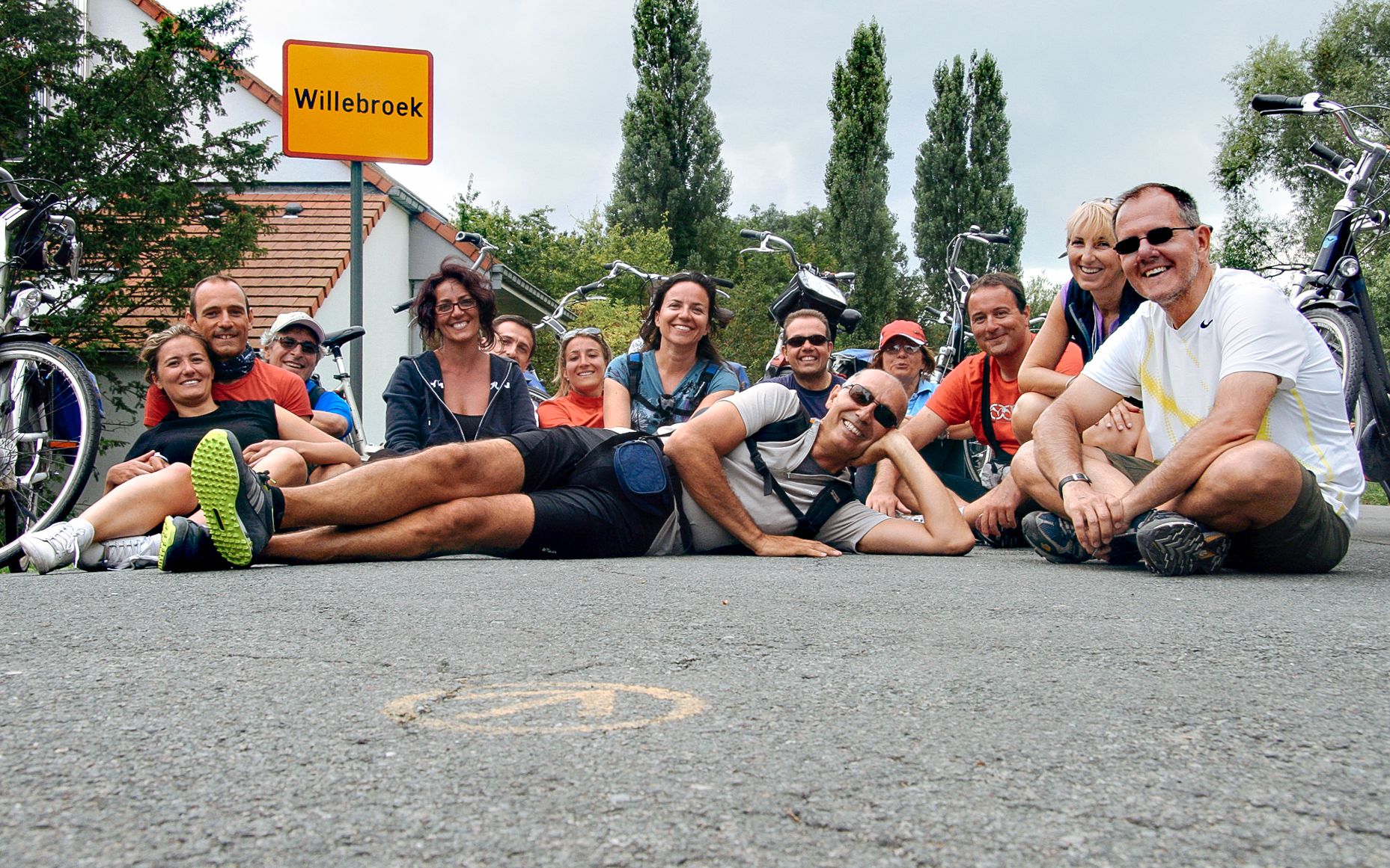 Gruppe von Radfahrern, die auf einem Radweg in den Niederlanden eine Pause machen, Gruppenatmosphäre.