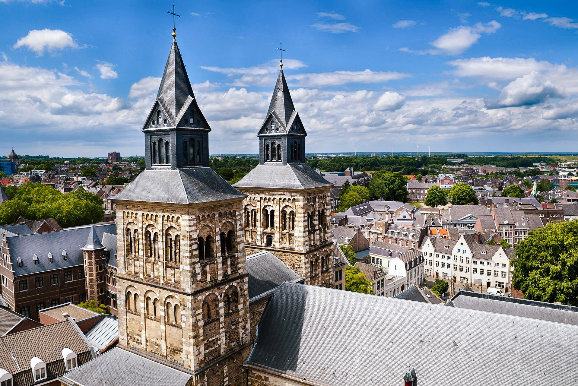Blick auf die Basilika St. Servatius in Maastricht und die Dächer der Stadt