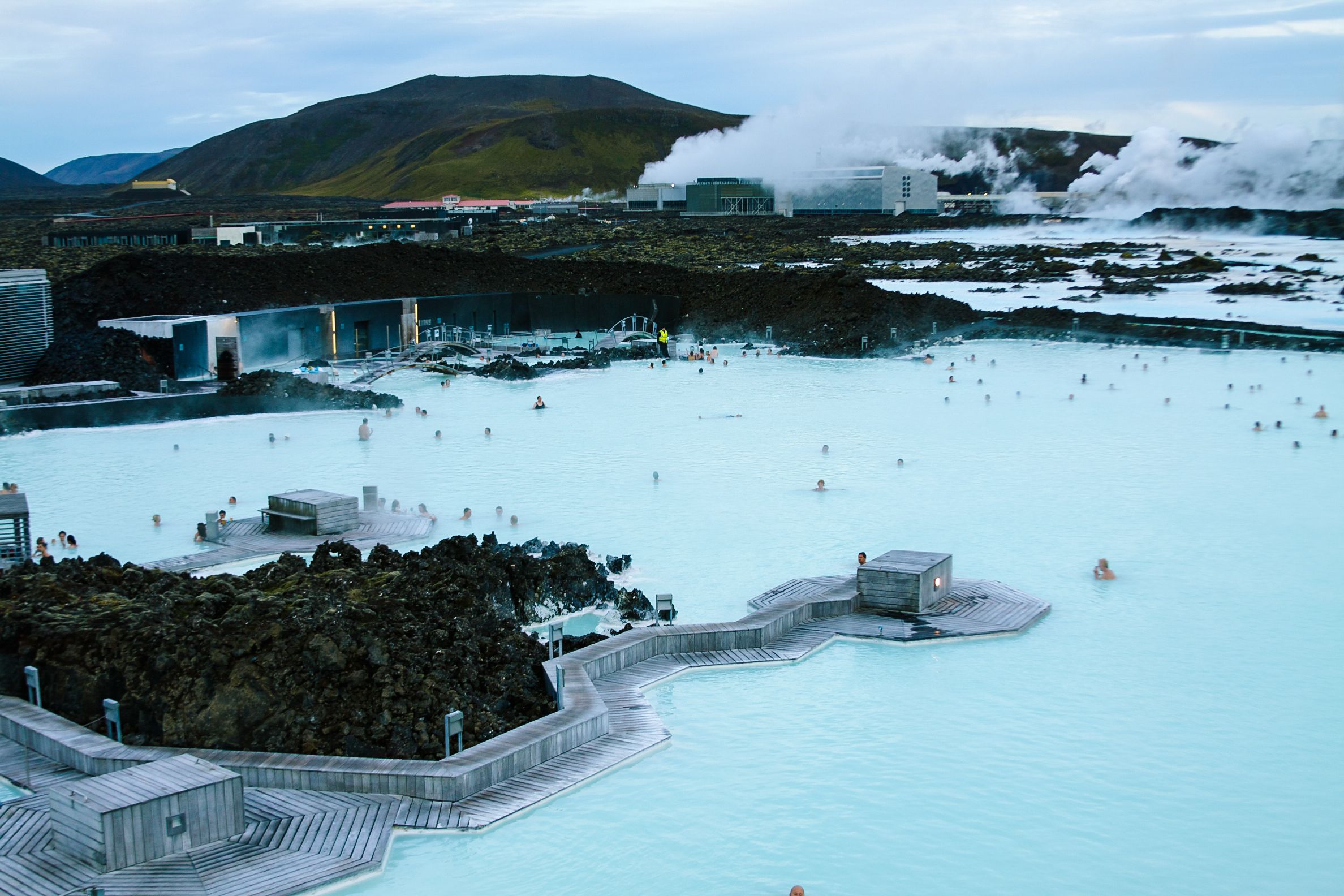 Vista della Laguna Blu (Blue Lagoon), famosa spa geotermica con acque turchesi e vapore naturale, vicino a Grindavík, Islanda.
