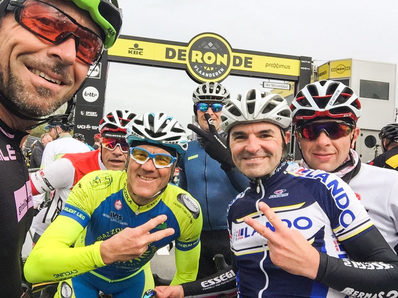 Ciclisti sorridenti in posa con abbigliamento sportivo, i percorsi in bici delle Fiandre in Belgio