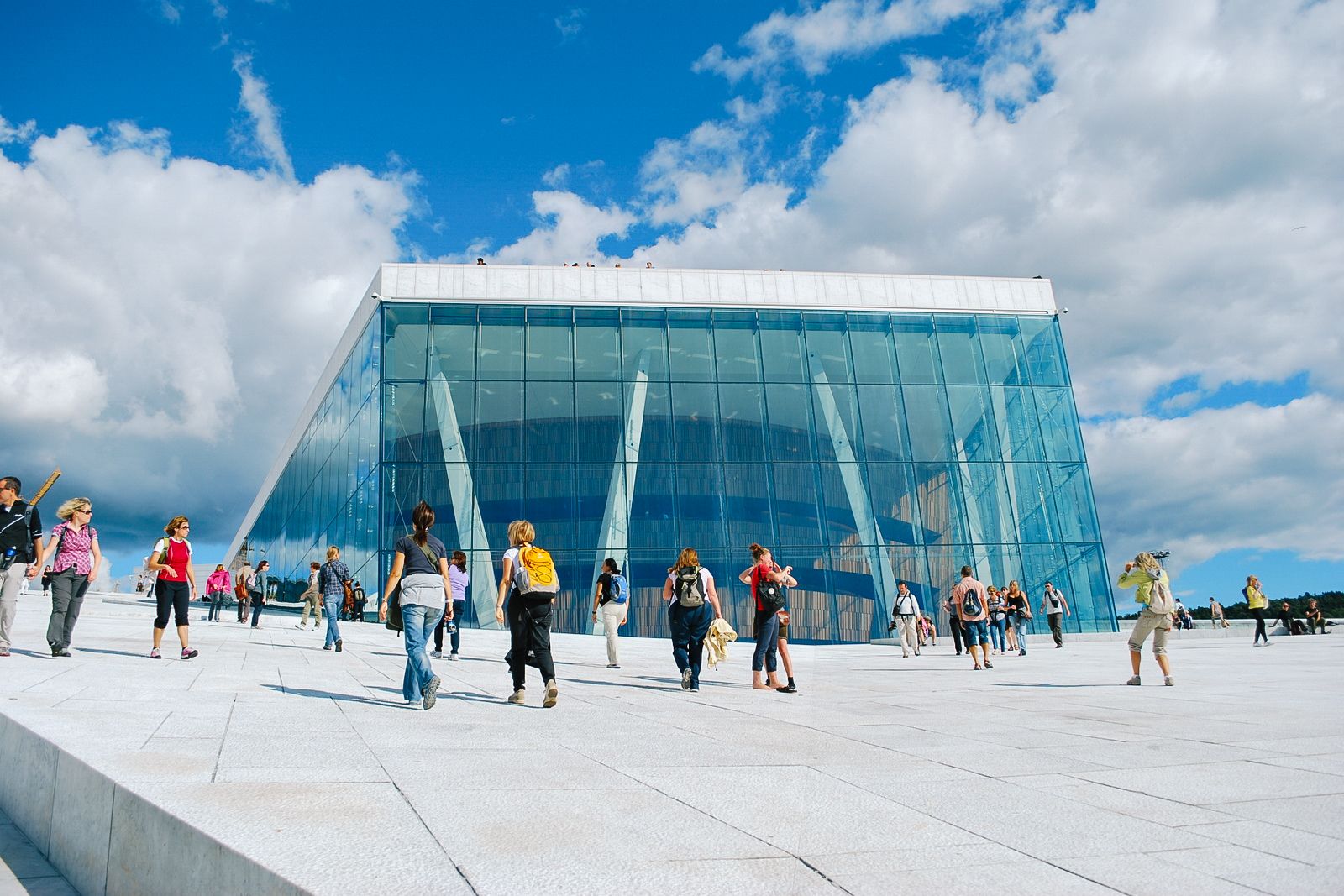 Persone che passeggiano davanti all'Opera House di Oslo, Norvegia.