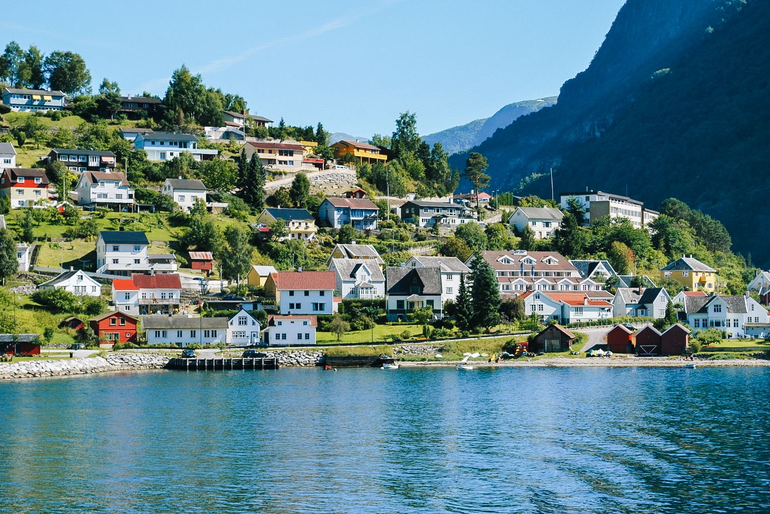Vista panoramica del villaggio di Geiranger lungo il fiordo, Norvegia.