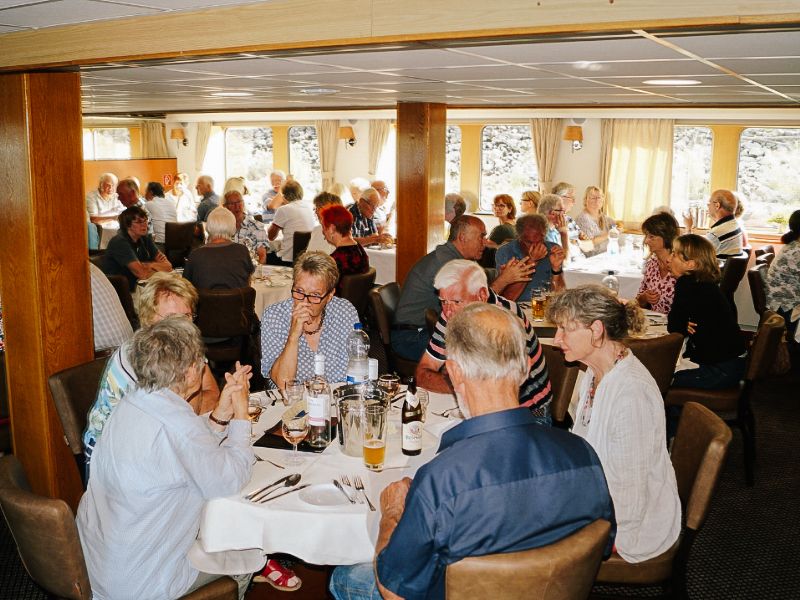 Passeggeri che pranzano nel ristorante della nave da crociera.
