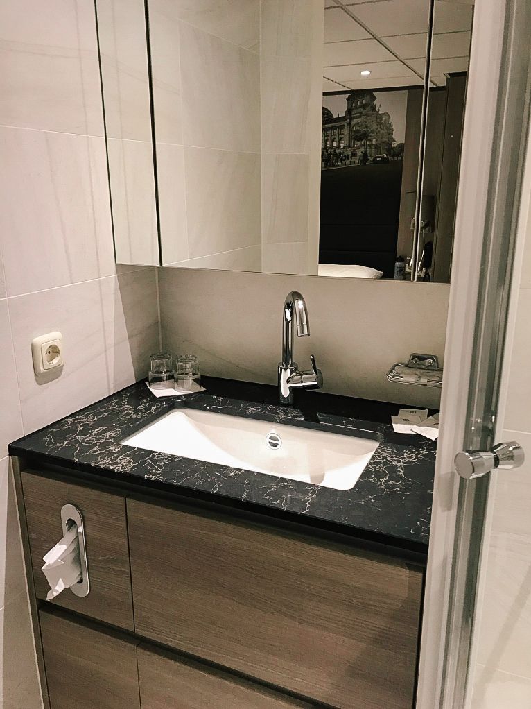 Bagno con lavabo e specchio