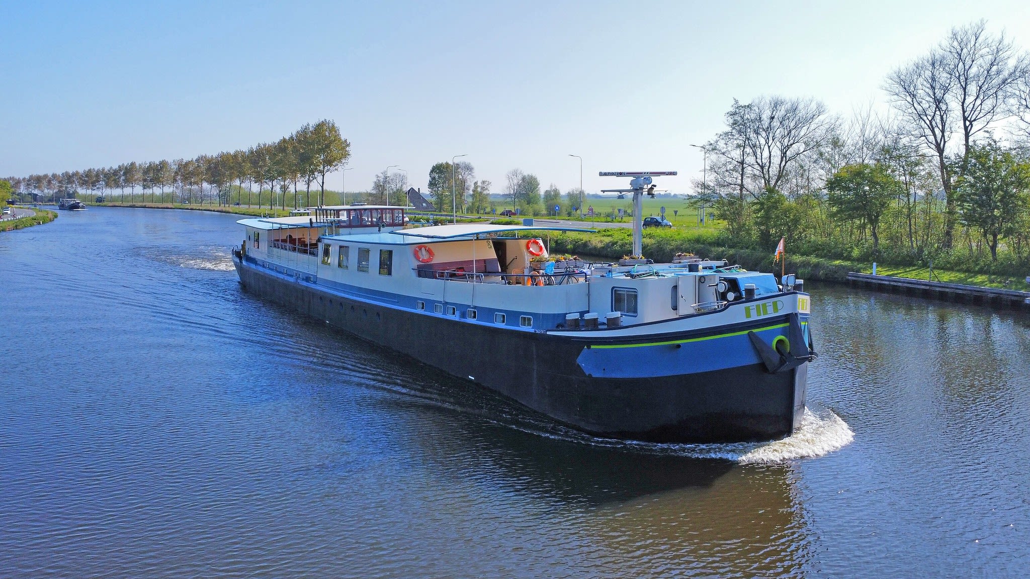 Hotel galeggiante La Mar lungo un canale in navigazione, viaggi in bici e barca, Paesi Bassi