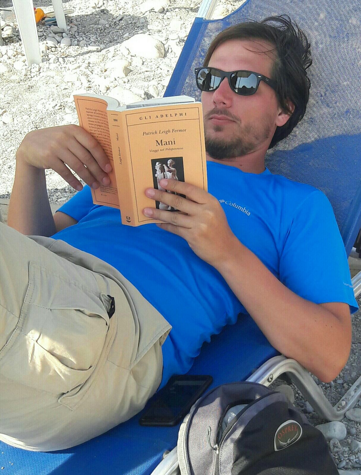 Guida escursionistica intenta a leggere un libro per preparare un trekking in natura