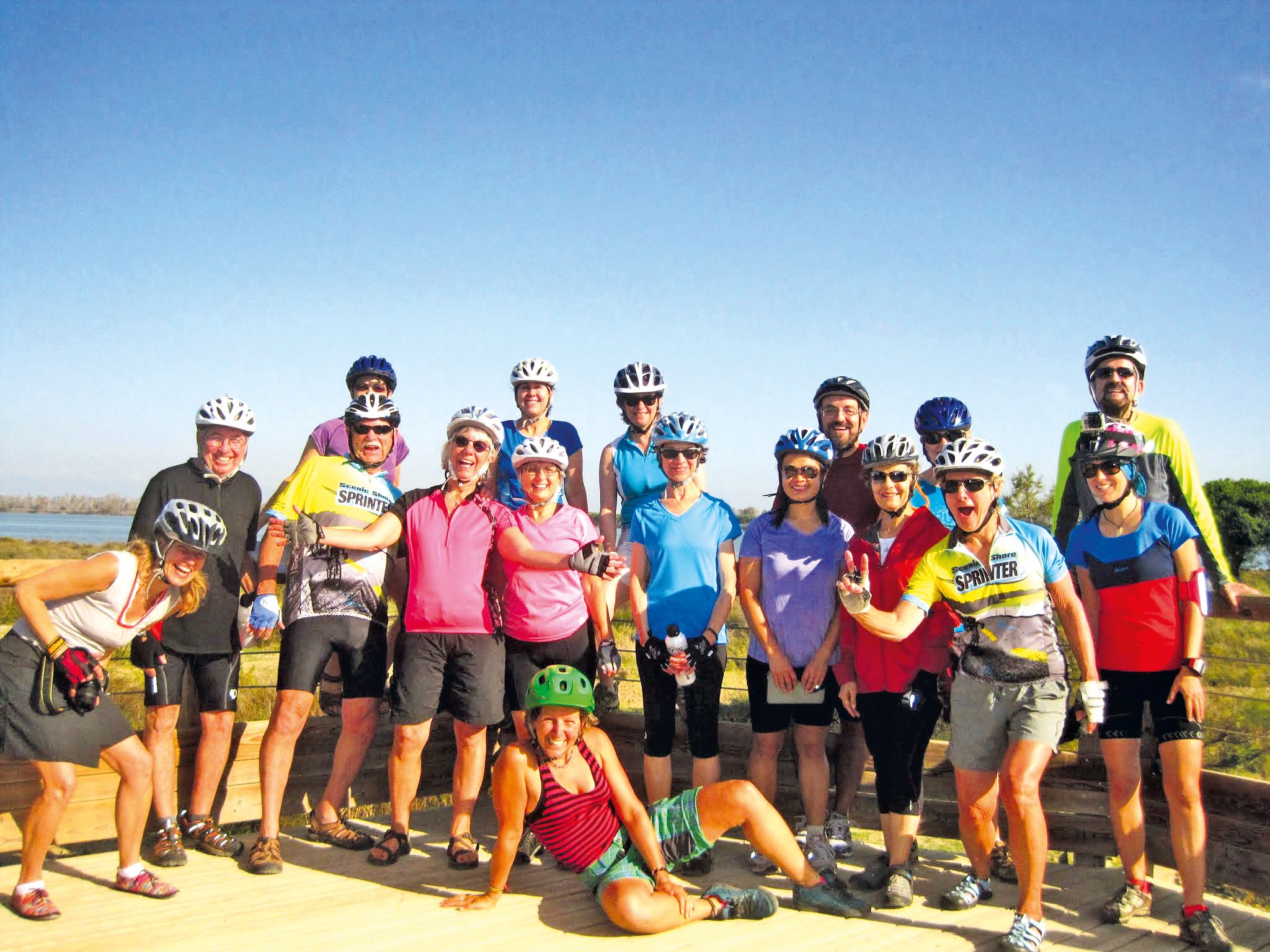 Gruppo di ciclisti fa una foto in un paesaggio tipico della Provenza