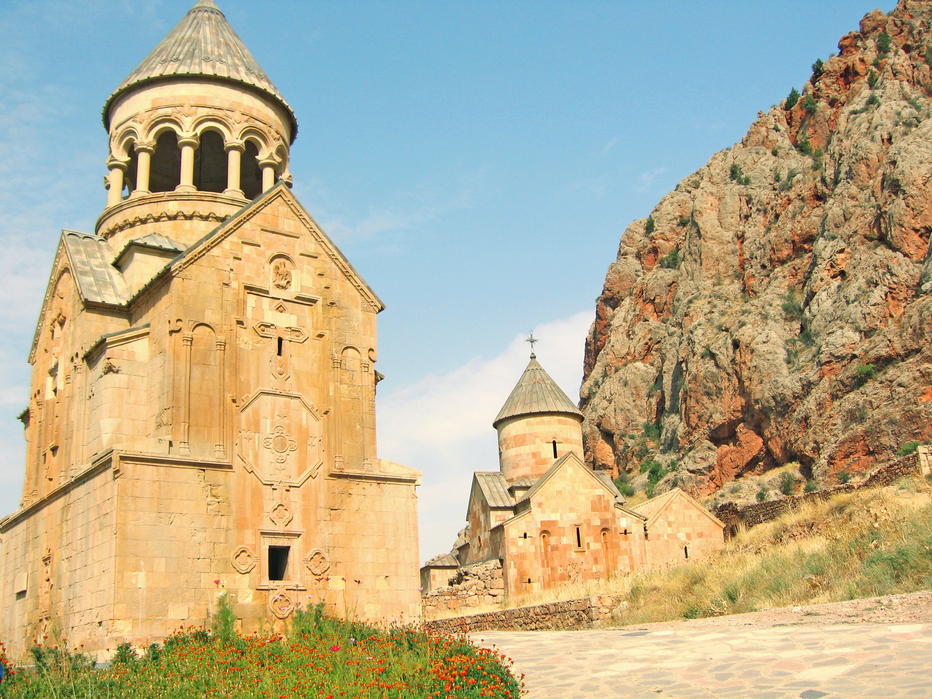 Vista della chiesa di Sevanavank, Armenia, con la sua caratteristica cupola e lo sfondo montuoso.