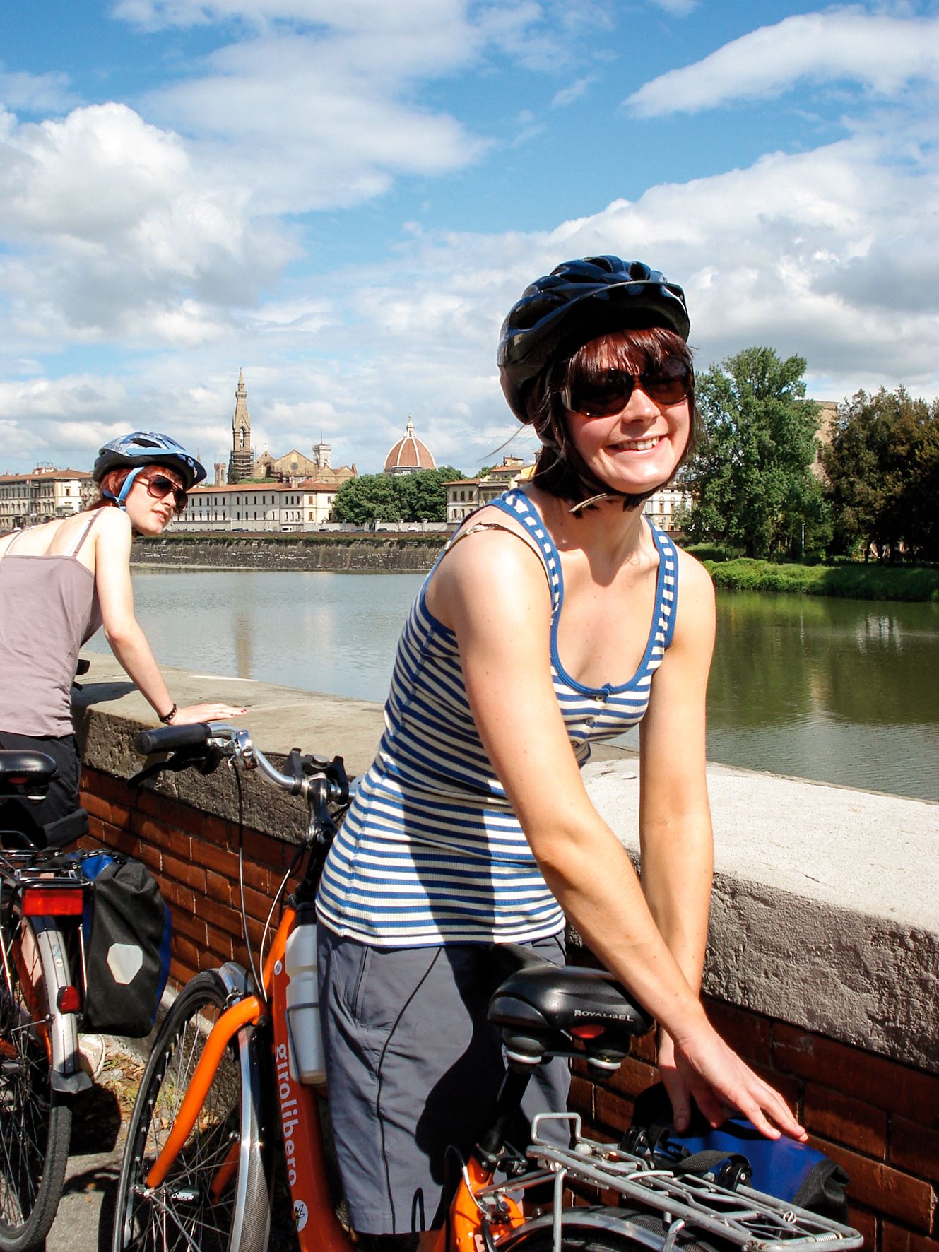 Radfahrer entlang des Arno-Flusses in Florenz, Italien.
