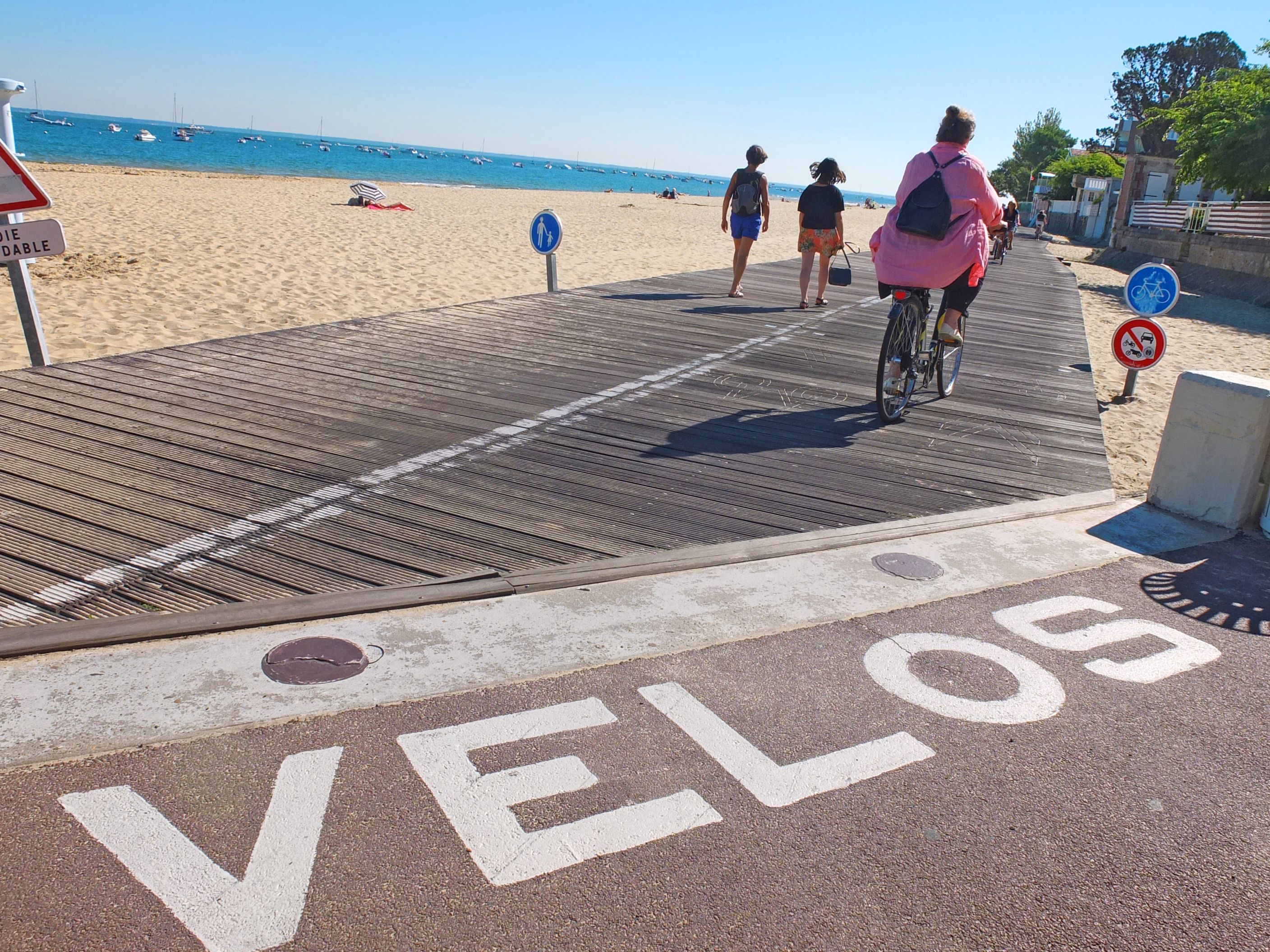Percorso ciclabile sulla spiaggia di Arcachon con scritta “Vélos” sulla pavimentazione