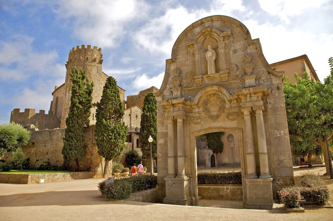 Ingresso al monastero di Sant Feliu, Catalogna, Spagna, con vista panoramica.