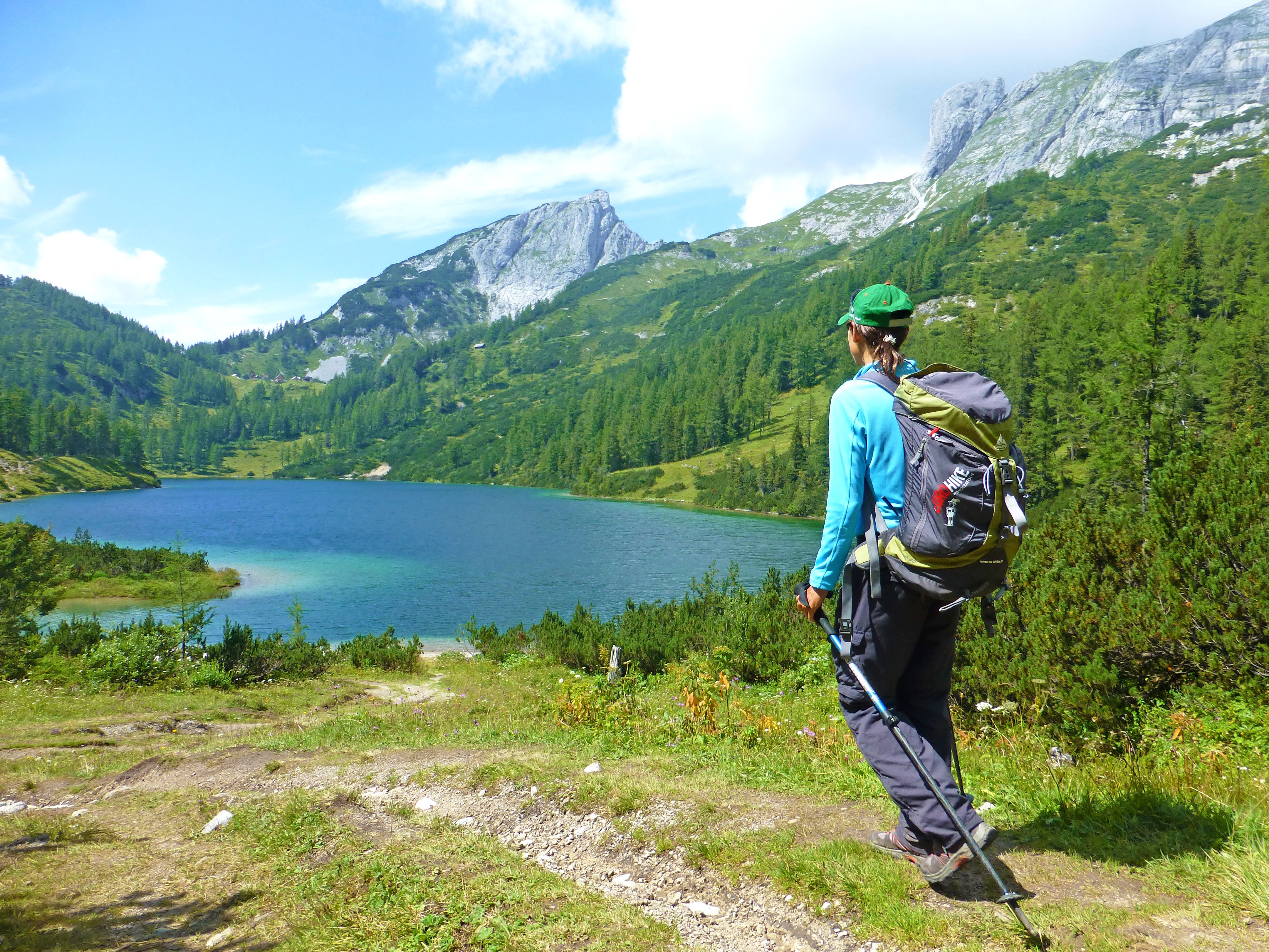 Escursionista che ammira il lago di Gosau, circondato da montagne nel Salzkammergut, Austria.
